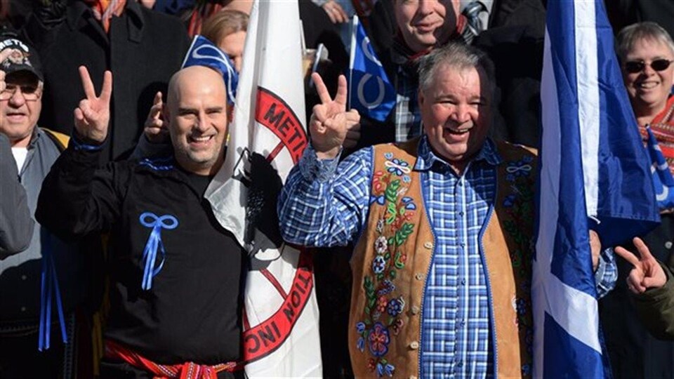 Des Métis avant le jugement de la Cour suprême, le 14 avril 2016.