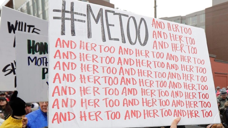 Une pancarte où il est écrit « #METOO ».