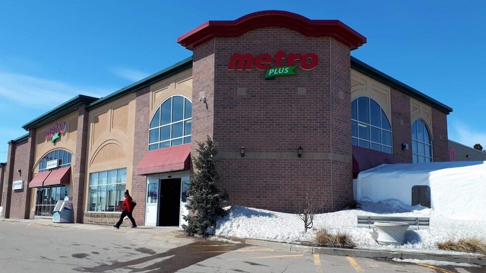 La façade extérieure du supermarché Métro Plus de Dolbeau-Mistassini.