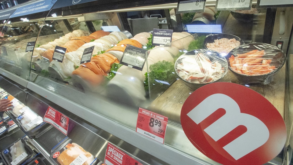 Un comptoir de poissons et de fruits de mer dans une épicerie Metro.