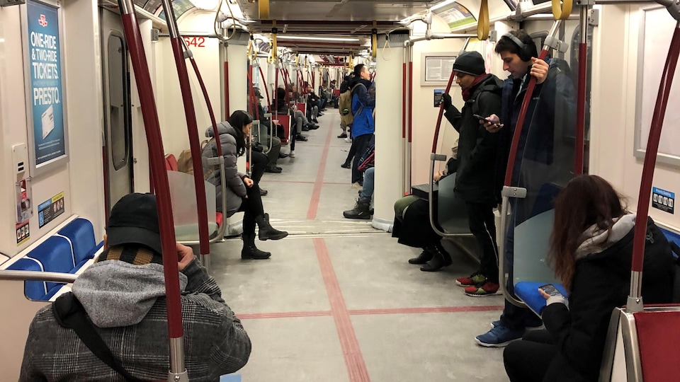 Des passagers dans le métro.