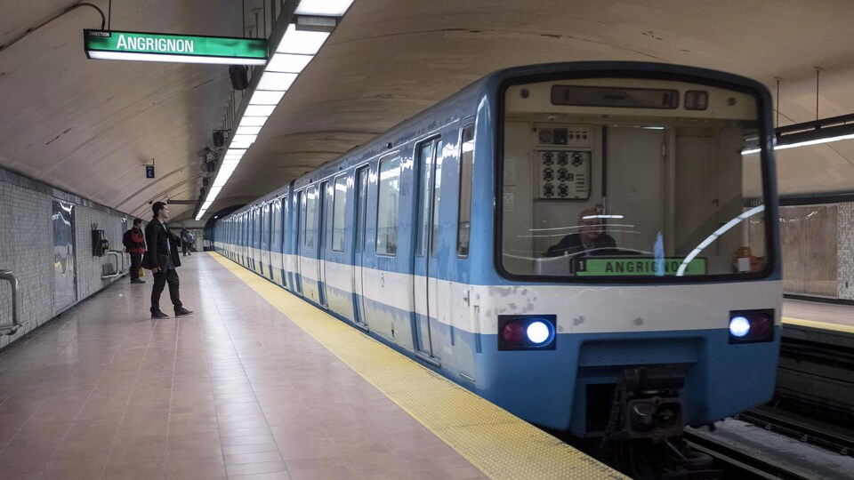 Un quai du métro de Montréal.