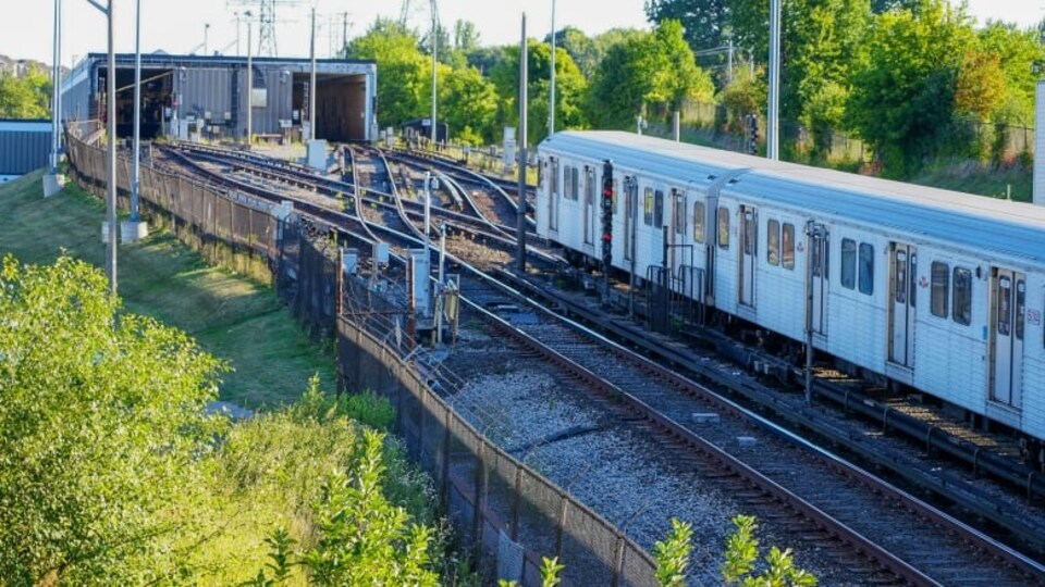 Un métro stationné à proximité d'un garage.