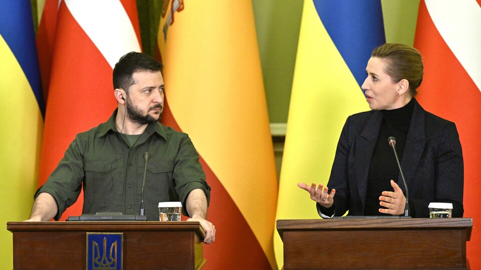 Volodymyr Zelensky (à gauche) et Mette Frederiksen (à droite), lors d'une conférence de presse.