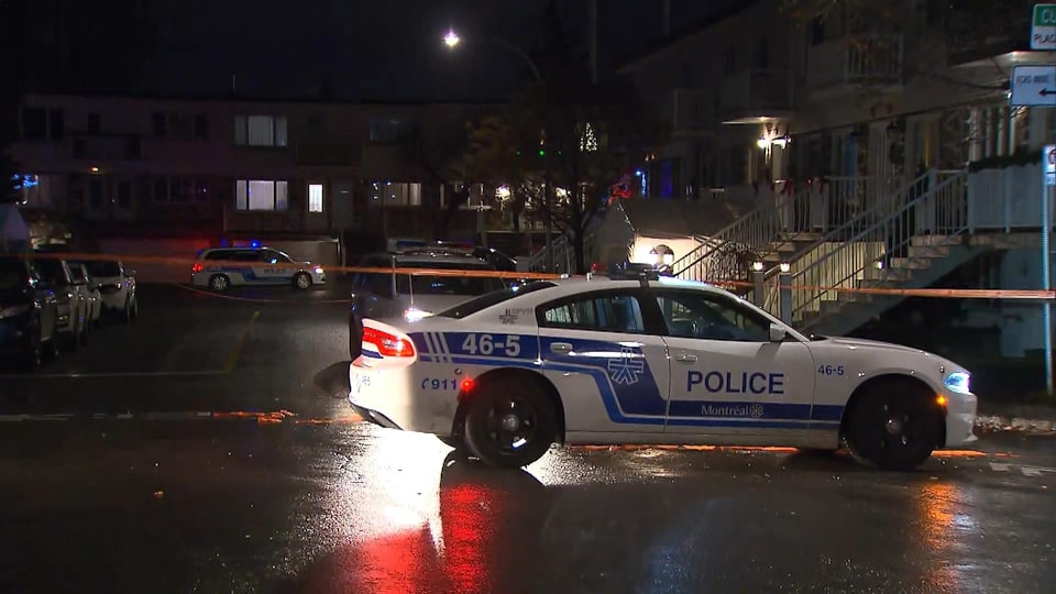 Une autopatrouille du SPVM délimite une scène de crime.