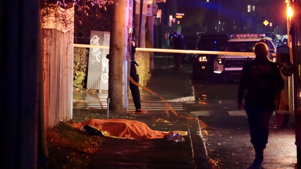 Une scène de crime photographiée la nuit.