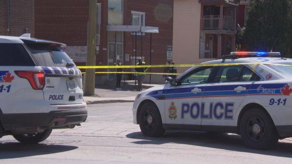 Diverse auto della polizia parcheggiate in Somerset Street a Ottawa.
