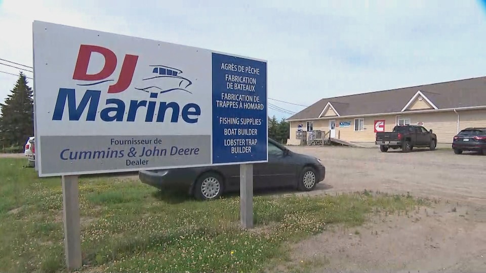 L'entrée du stationnement du magasin DJ Marine.