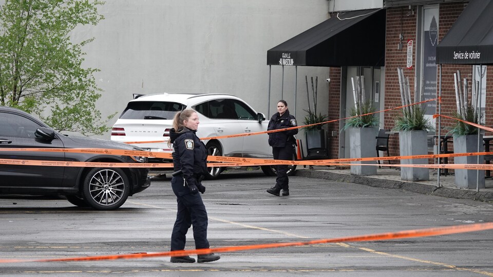 Des policières sur la scène de crime.