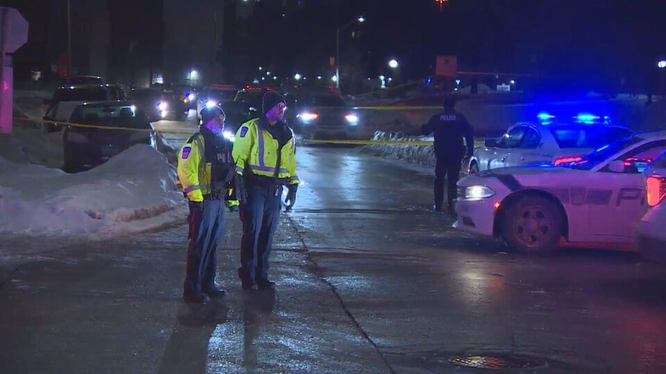 Des policiers sur les lieux de l'homicide.