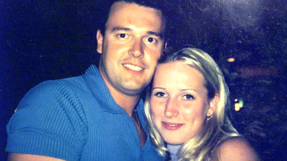 Photo d'un homme qui enlace une femme.
