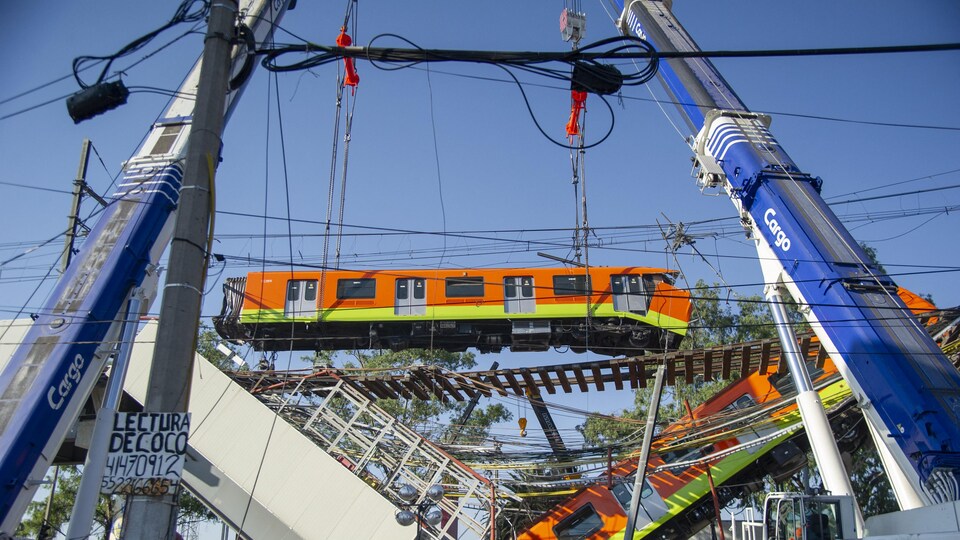 Le site de l’accident après l'effondrement la veille d’une passerelle d'une ligne de métro aérien à Mexico.