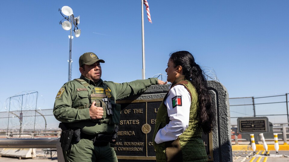 Chats with a US Border Service agent from Mexico in Ciudad Juarez.