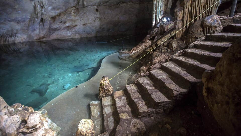 Un escalier de pierre mène au puits.