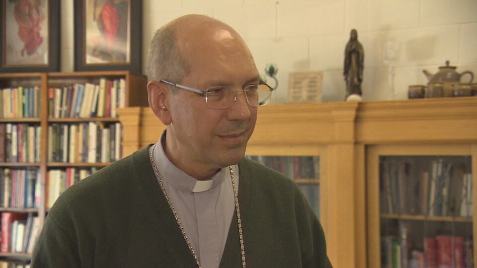 Mgr Donald Bolen dans un bureau qui parle devant la caméra