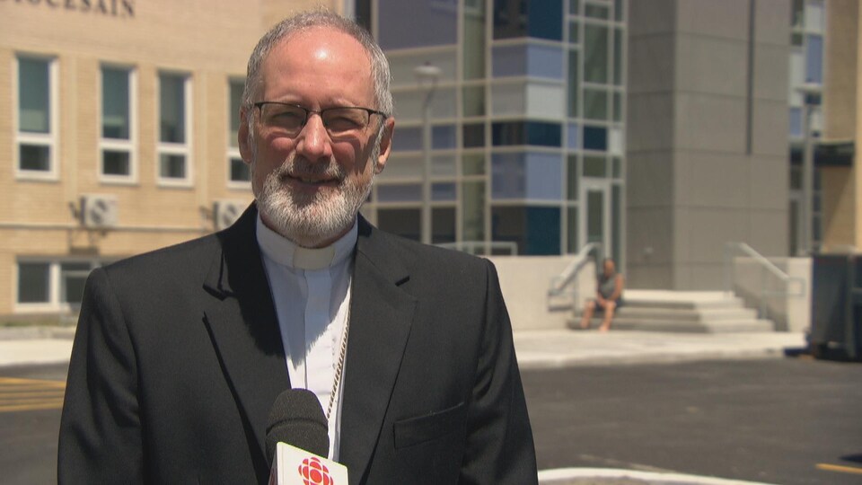 L’archevêque de Gatineau, Mgr Paul-André Durocher en entrevue à Radio-Canada.