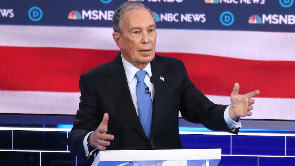 Michael Bloomberg parle derrière un lutrin.