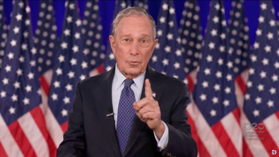 Michael Bloomberg avec l'index levé. 