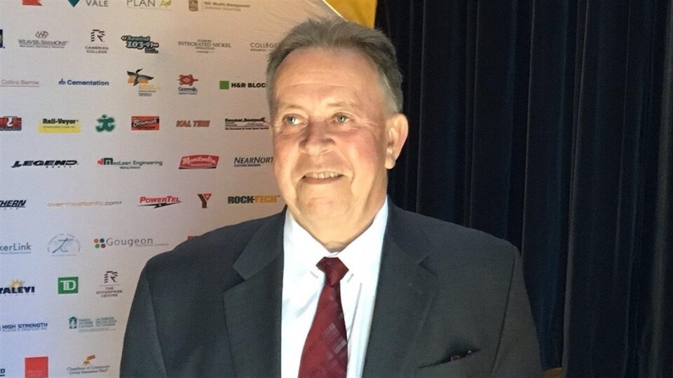 Michael Gravelle pose pour une photo.