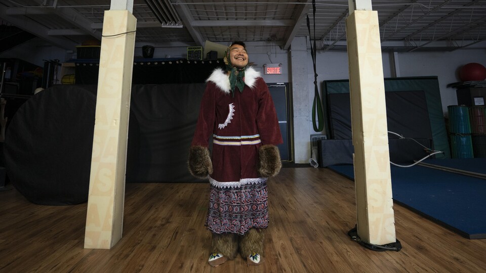 Michael Nappatuk, costumé en grand-mère inuk.