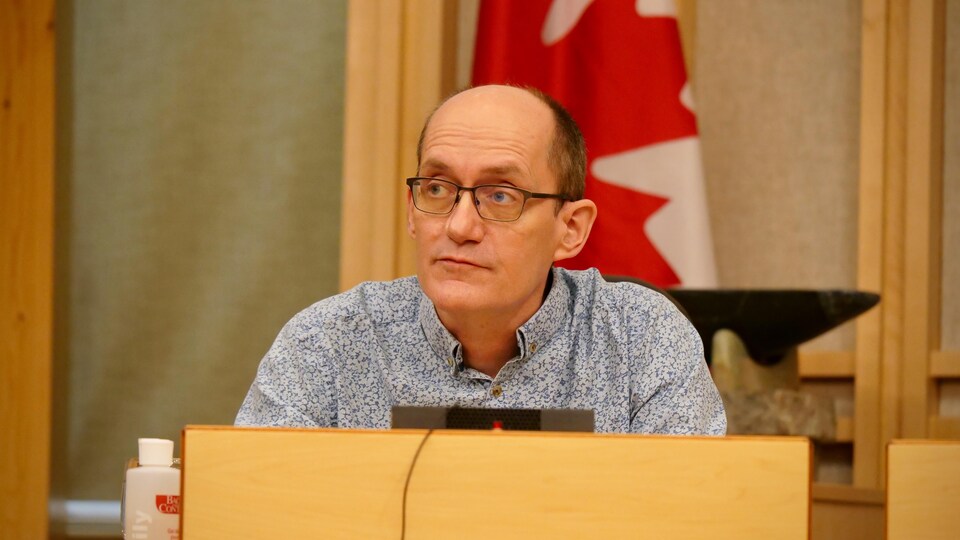 Le Dr Michael Patterson lors d'un point de presse à l'Assemblée législative du Nunavut.