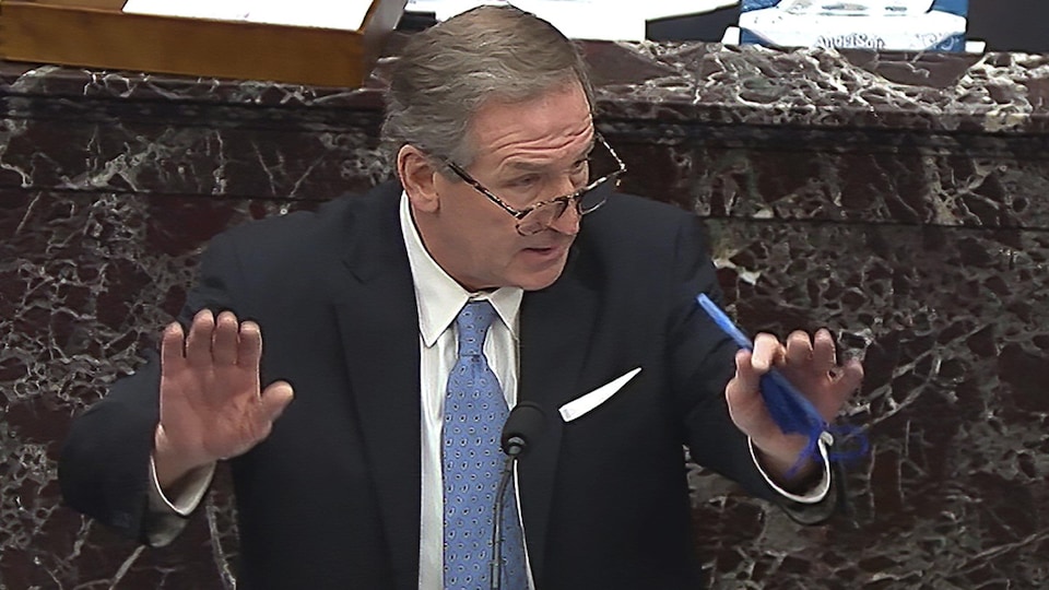 Michael van der Veen, s'adressant aux sénateurs, les mains levées, tenant un stylo