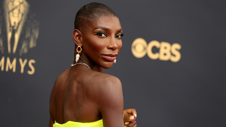 Une femme pose sur le tapis rouge des prix Emmy.