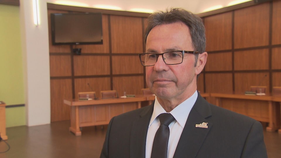 Michel Angers dans la salle du conseil municipal, le 9 avril 2019