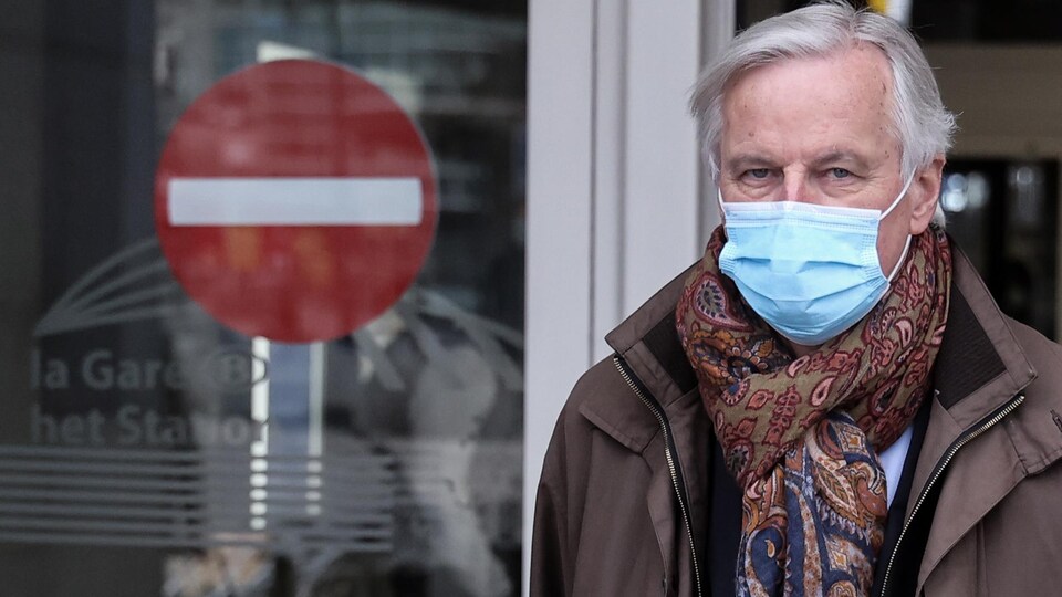Michel Barnier porte un masque.