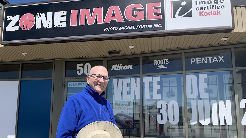 Michel Fortin pose devant son commerce à Rouyn-Noranda.