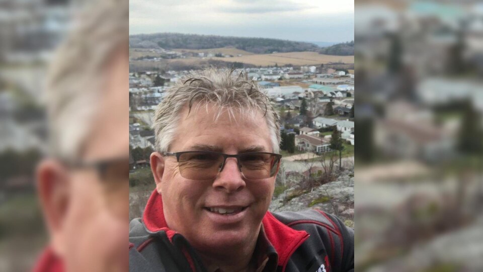 Un égoportrait de Martin Lefebvre surplombant la ville de Ville-Marie.