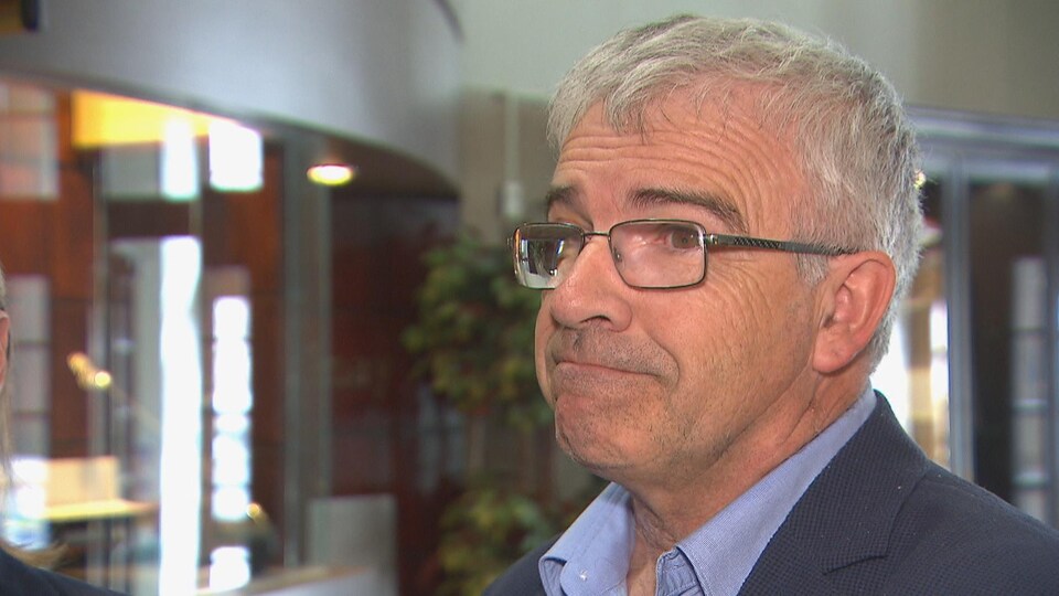 Le maire suppléant de Saguenay, Michel Potvin, se trouve dans le vestibule de l'hôtel de ville.