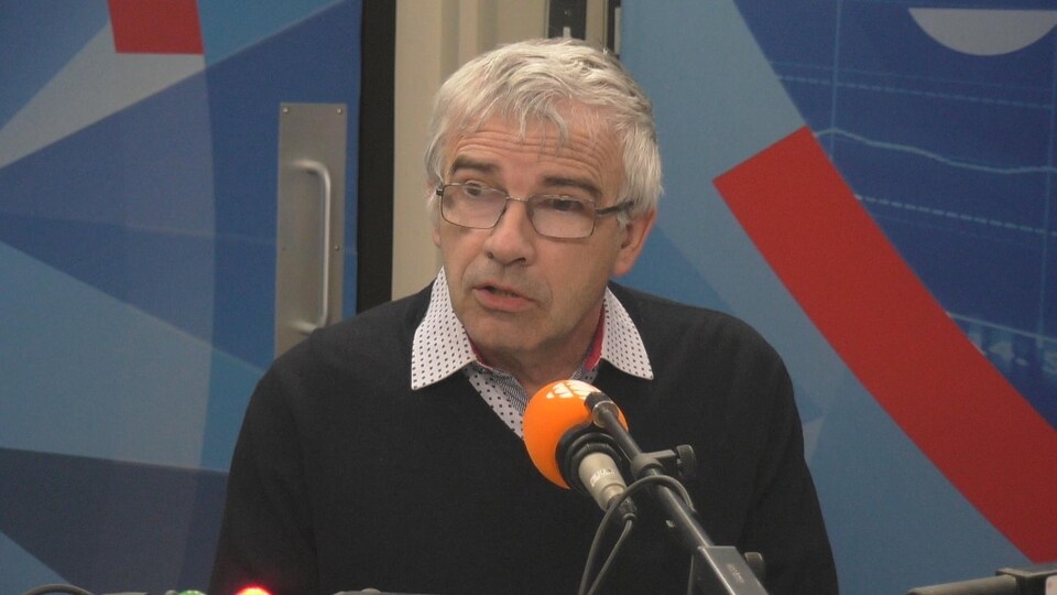 Michel Potvin derrière un micro