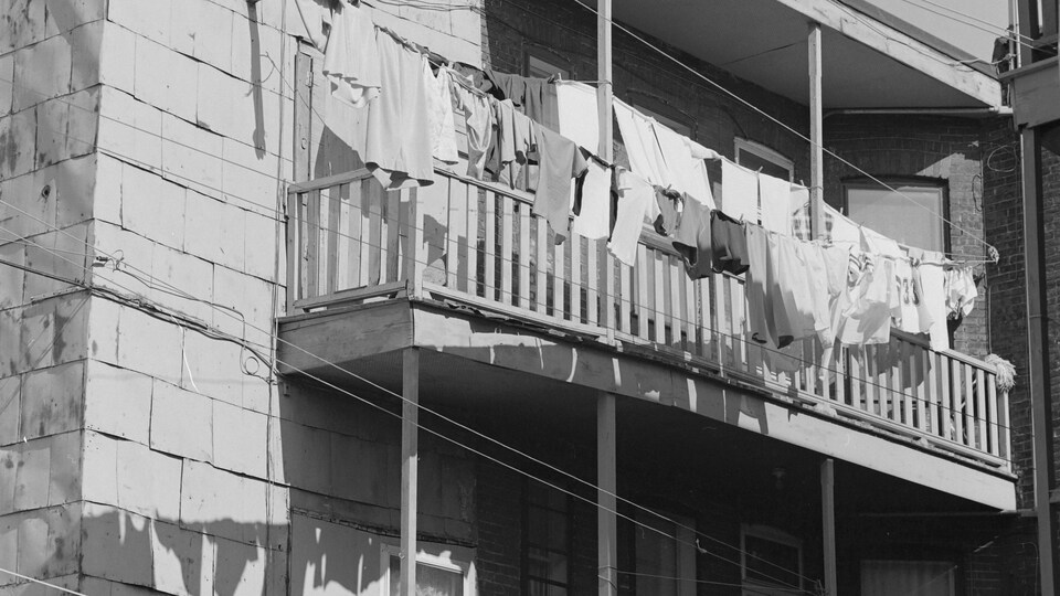 Des balcons et des cordes à linge avec des vêtements suspendus.