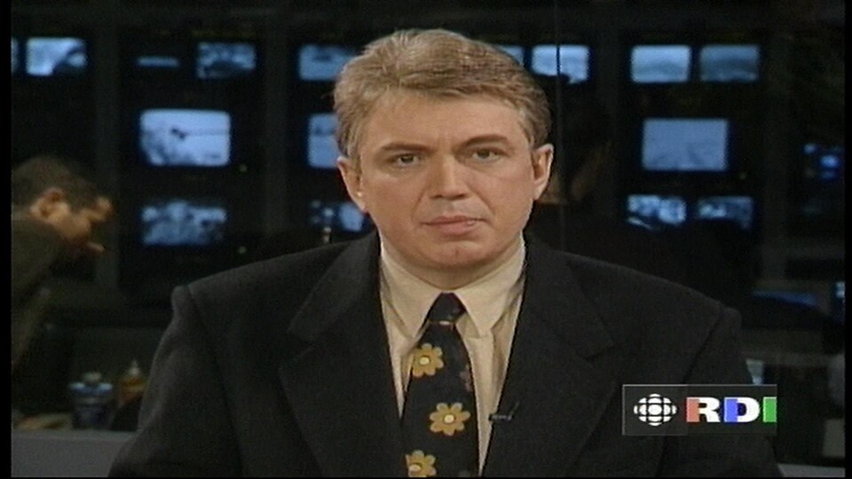 Michel Viens dans un studio pendant la crise du verglas. 