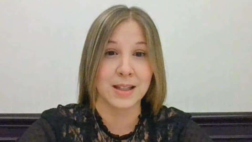 Michèle Michaud en entrevue par vidéoconférence. 
