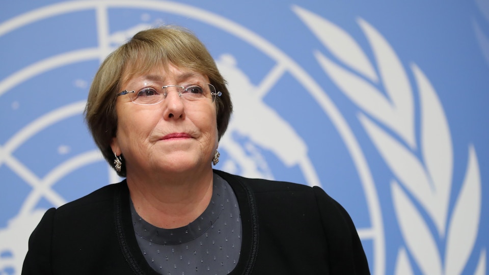 Michelle Bachelet devant le drapeau de l'ONU.