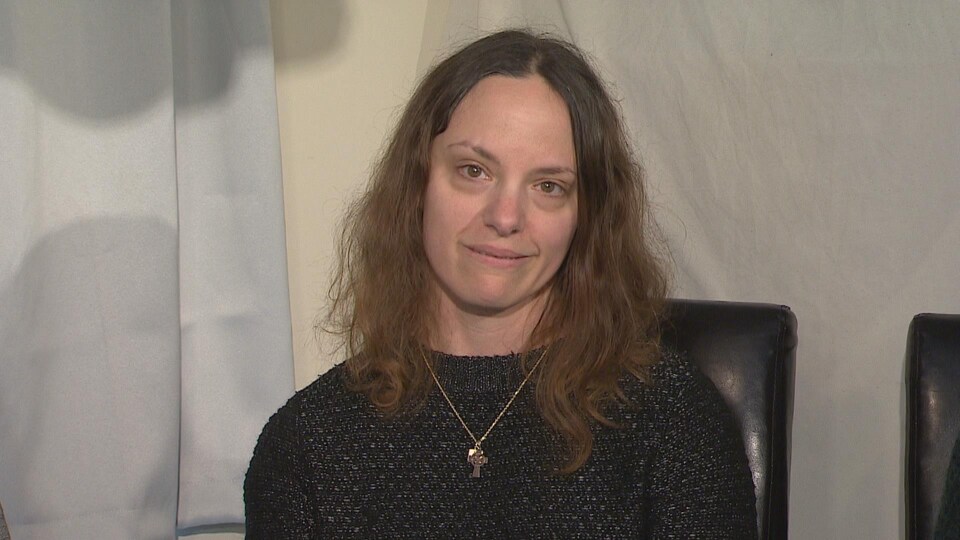Michelle Baer répond aux questions des journalistes.