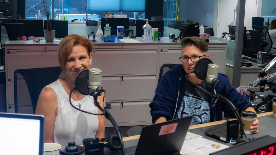 Deux dames assises dans un studio