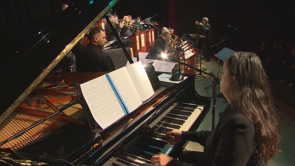 Michelle Grégoire jouant du piano et accompagnée de l'orchestre de jazz de Winnipeg. 