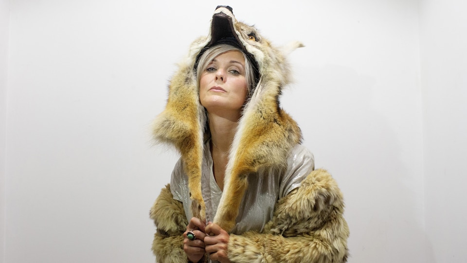 Portrait de Michelle Latimer qui porte une peau de loup.