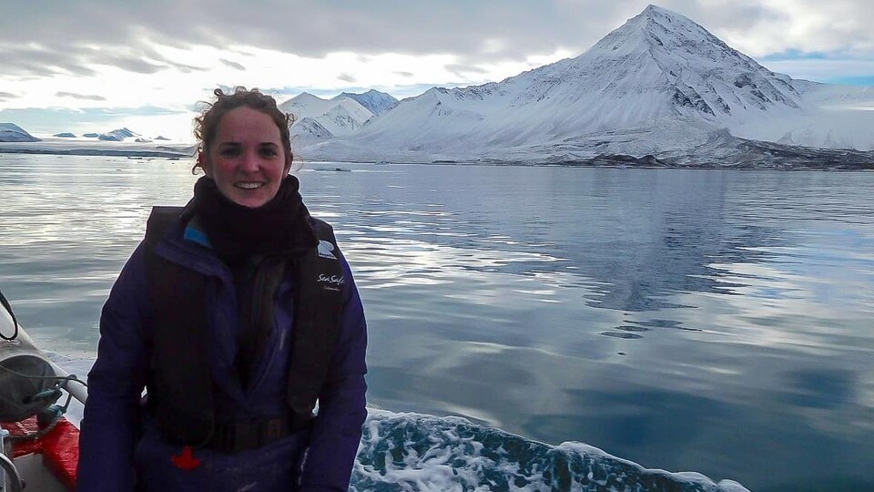 Michelle McCrystall sur un bateau dans l'Arctique.