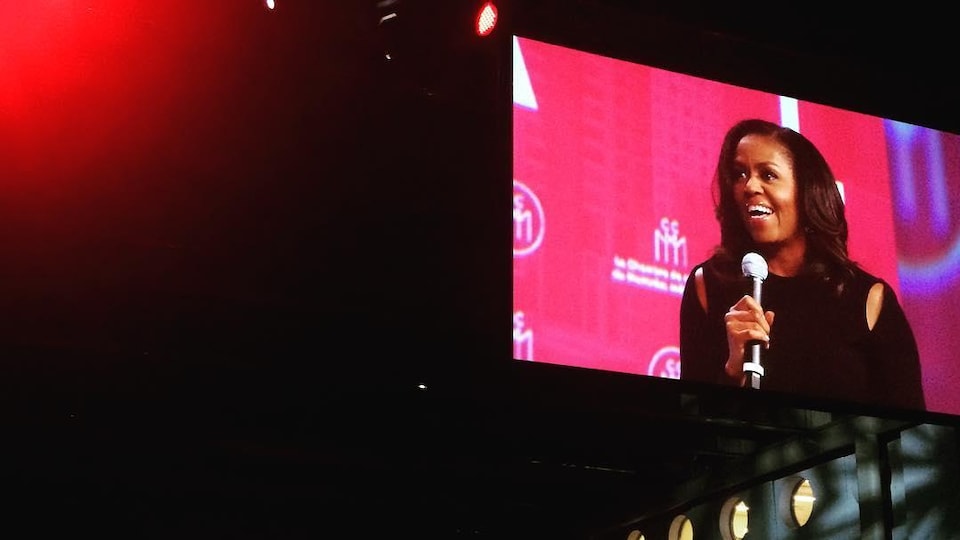 La conférence de Michelle Obama, retransmise sur écran géant.