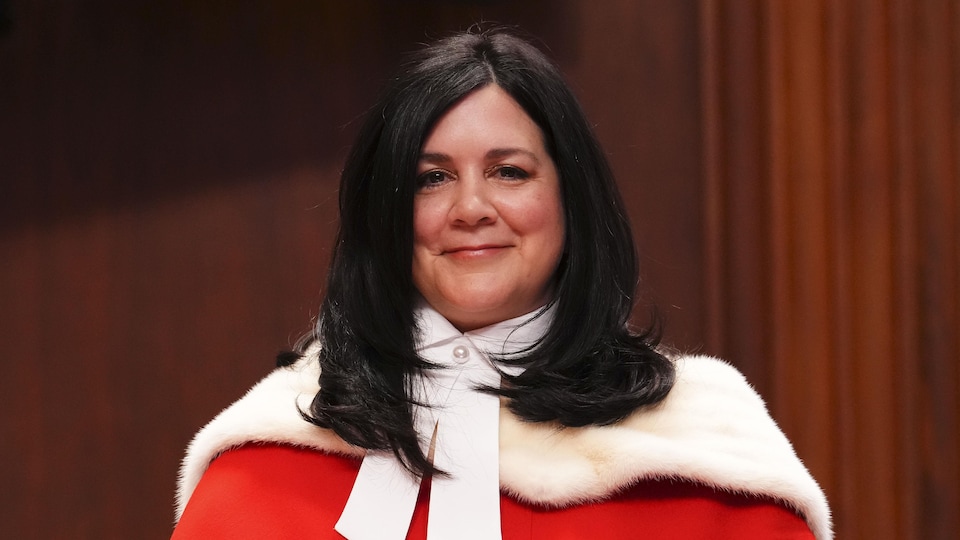 Une femme portant un uniforme de juge à la Cour suprême du Canada.