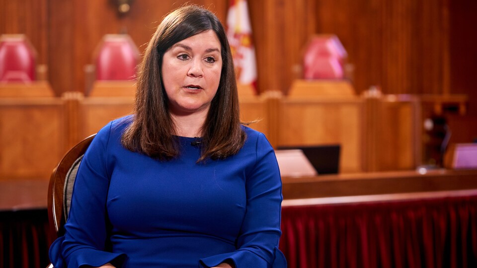 La juge de la Cour suprême du Canada, Michelle O'Bonsawin, en entrevue, assise sur une chaise.