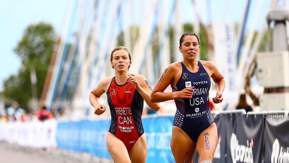 Kamylle Frenette court aux côtés d'une athlète américaine en compétition.