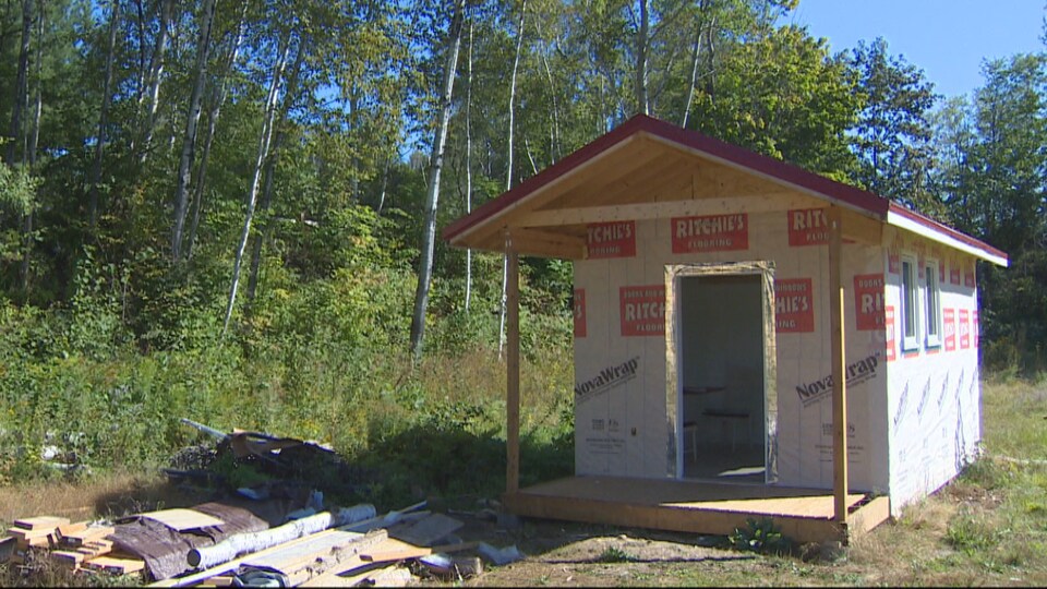 Une micro-maison en construction.