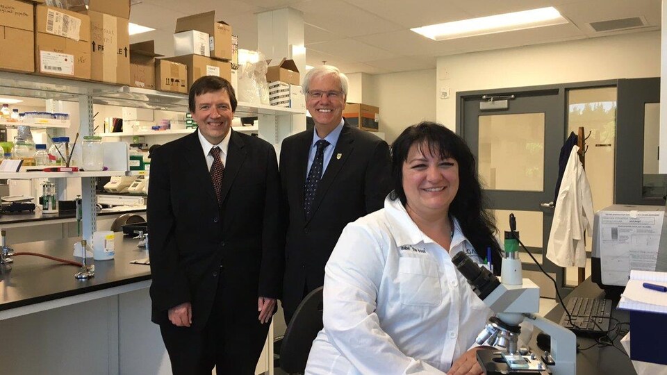 Le professeur au département de chimie Pierre Bénard, le recteur de l'UQTR Daniel McMahon et la professeure Isabel Desgagné-Penix.