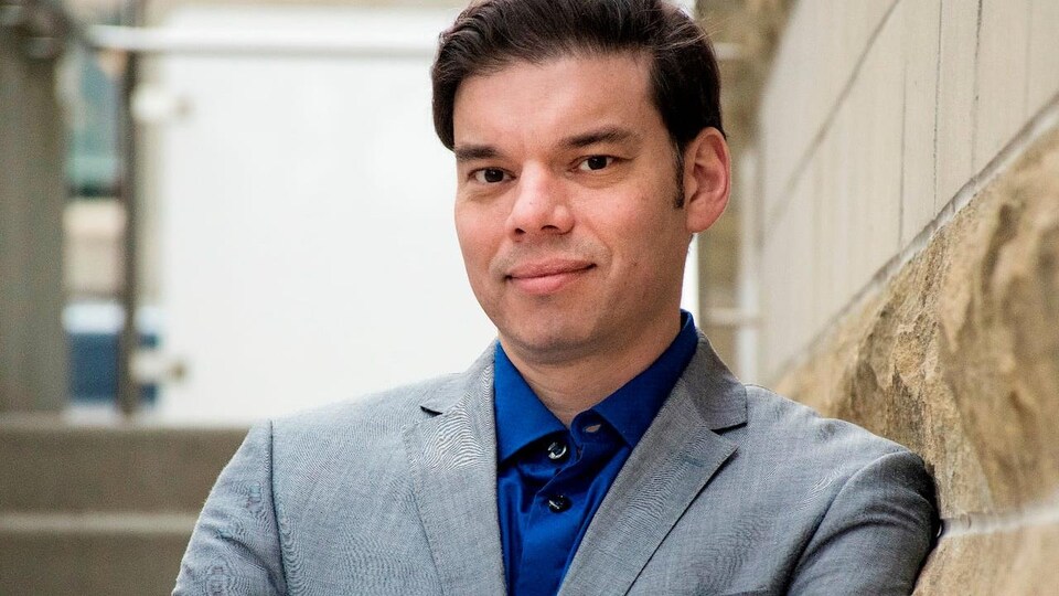 Le microbiologiste, auteur et animateur de baladodiffusion Jason Tetro.