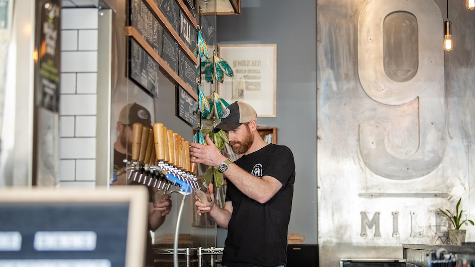 Le maître-brasseur de la microbrasserie 9 Mile Brewery à Saskatoon, Garrett Pederson, dans le bar de l'entreprise le 3 mai 2023.
